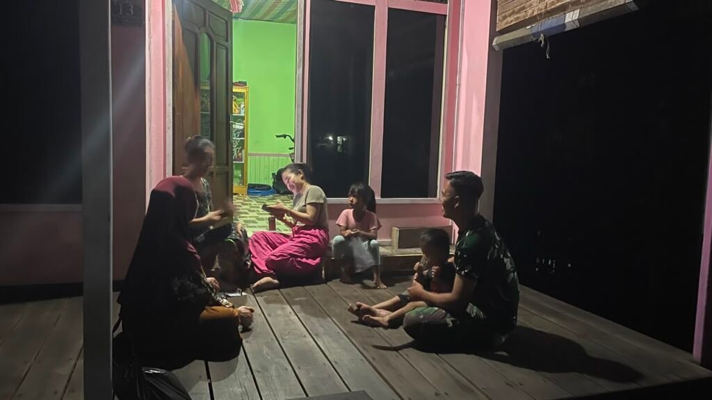 Obrolan Ringan di Jalan Kampung Patin Bangun Kepercayaan TNI dan Warga Obrolan Ringan di Jalan Kampung Patin Bangun Kepercayaan TNI dan Warga