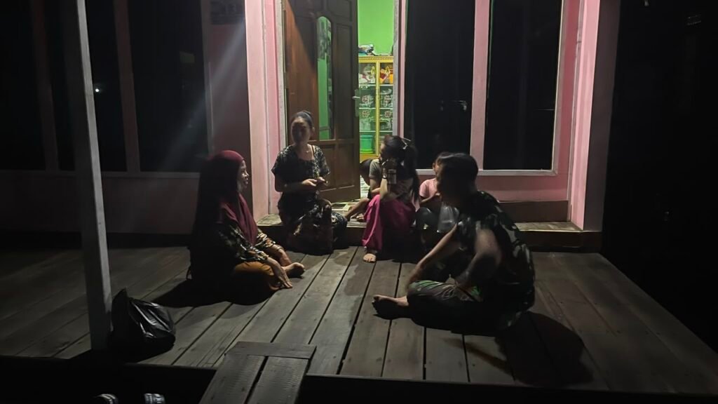 Satgas TMMD Manfaatkan Waktu Malam Perkuat Kemanunggalan TNI-Rakyat Satgas TMMD Manfaatkan Waktu Malam Perkuat Kemanunggalan TNI-Rakyat