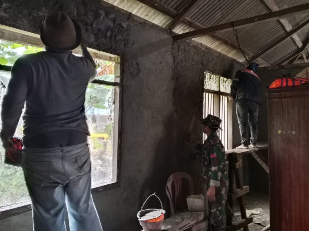Gotong Royong TNI dan Warga Percepat Renovasi RTLH Milik Bapak Suardi di Desa Pulau Dua Gotong Royong TNI dan Warga Percepat Renovasi RTLH Milik Bapak Suardi di Desa Pulau Dua