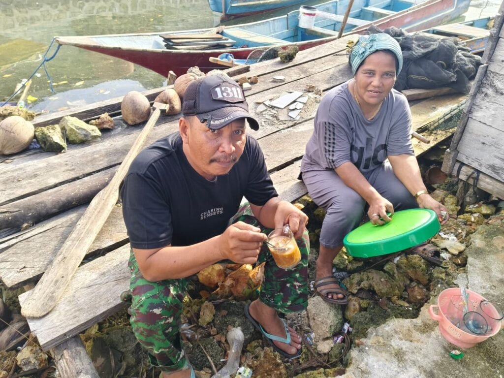 Kesegaran dari Warga, Ibu-Ibu Desa Polewali Suguhkan Es Kelapa Muda untuk Satgas TMMD yang Bekerja di Bawah Terik Matahari Kesegaran dari Warga, Ibu-Ibu Desa Polewali Suguhkan Es Kelapa Muda untuk Satgas TMMD yang Bekerja di Bawah Terik Matahari