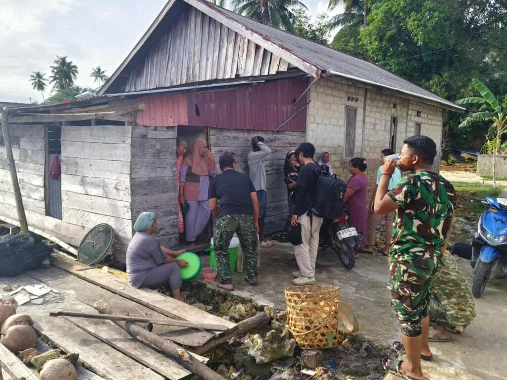 Ibu Hj. Neni Ajak Warga Berbagi Semangat, Sajikan Minuman Segar bagi Personel Satgas TMMD Ibu Hj. Neni Ajak Warga Berbagi Semangat, Sajikan Minuman Segar bagi Personel Satgas TMMD