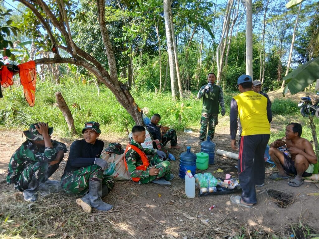Istirahat Kerja Dimanfaatkan Satgas TMMD Bangun Kedekatan dengan Warga Istirahat Kerja Dimanfaatkan Satgas TMMD Bangun Kedekatan dengan Warga