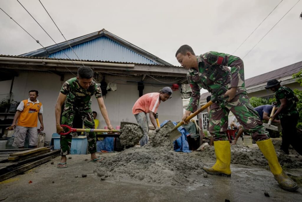 Satgas TMMD Ke-129 Genjot Pengecoran Rabat Beton, Akses Jalan Desa Polewali Kian Terwujud Satgas TMMD Ke-129 Genjot Pengecoran Rabat Beton, Akses Jalan Desa Polewali Kian Terwujud