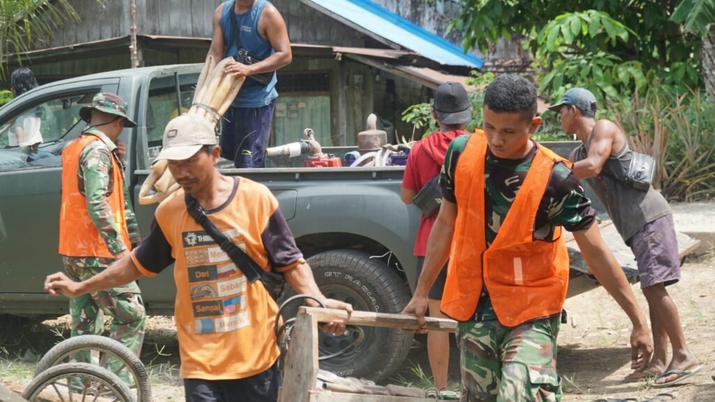 Satgas TMMD Ke-129 Matangkan Titik Pengeboran Lewat Penggeseran Alat Sumur Bor Satgas TMMD Ke-129 Matangkan Titik Pengeboran Lewat Penggeseran Alat Sumur Bor