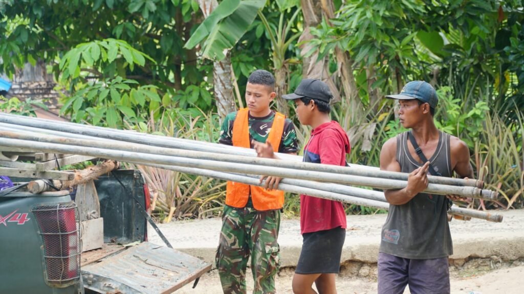 Kekompakan Satgas TMMD dan Warga Permudah Mobilisasi Peralatan Sumur Bor Kekompakan Satgas TMMD dan Warga Permudah Mobilisasi Peralatan Sumur Bor