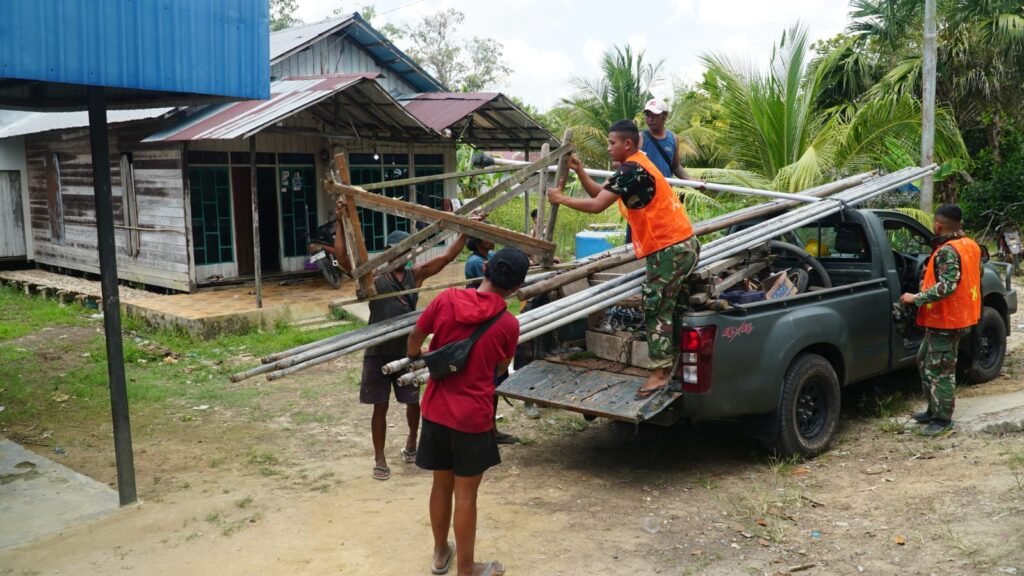 Penggeseran Alat Sumur Bor Perkuat Sinergi TNI dan Warga di Lokasi TMMD Penggeseran Alat Sumur Bor Perkuat Sinergi TNI dan Warga di Lokasi TMMD