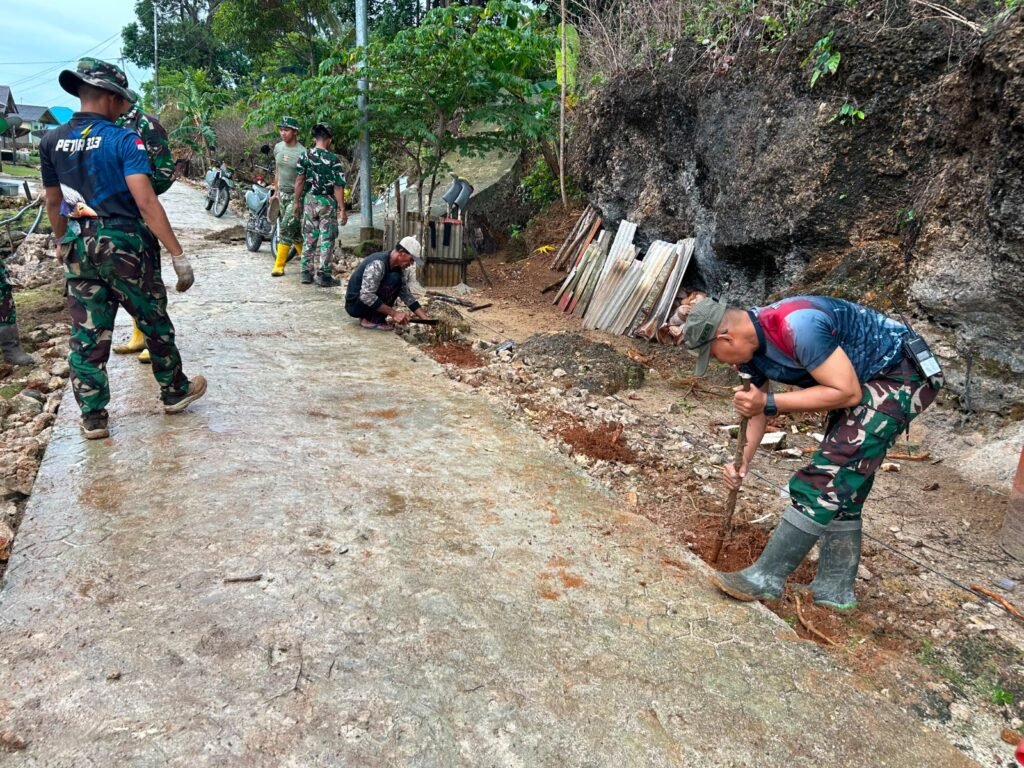 Semangat Pantang Menyerah Satgas TMMD Warnai Pembangunan Rabat Beton di Desa Polewali Semangat Pantang Menyerah Satgas TMMD Warnai Pembangunan Rabat Beton di Desa Polewali