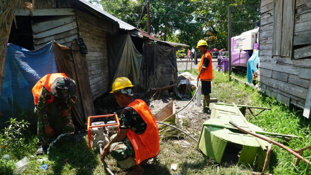 Gotong Royong Satgas dan Warga Percepat Penyelesaian Sumur Bor Sasaran 1 Gotong Royong Satgas dan Warga Percepat Penyelesaian Sumur Bor Sasaran 1