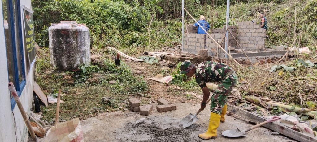 Gotong Royong Satgas TMMD dan Warga Warnai Pemasangan Batako MCK di Desa Polewali Gotong Royong Satgas TMMD dan Warga Warnai Pemasangan Batako MCK di Desa Polewali