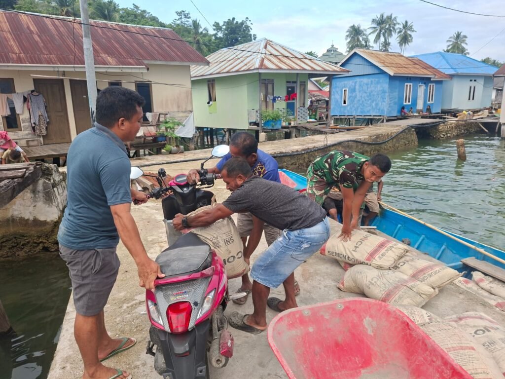 Gotong Royong Jadi Kekuatan Utama, Warga Ikut Angkut Semen Demi Sukseskan TMMD Ke-129 Gotong Royong Jadi Kekuatan Utama, Warga Ikut Angkut Semen Demi Sukseskan TMMD Ke-129