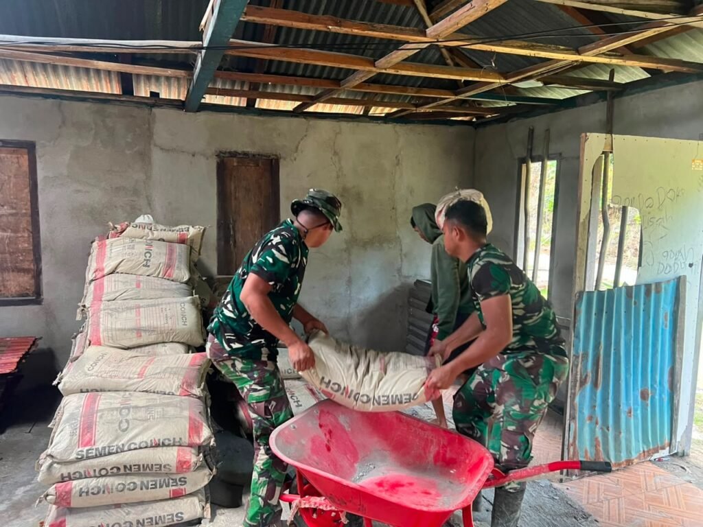 Dari Pelabuhan Umbele ke Lokasi TMMD, Satgas dan Warga Bahu-Membahu Lansir Material Semen Dari Pelabuhan Umbele ke Lokasi TMMD, Satgas dan Warga Bahu-Membahu Lansir Material Semen