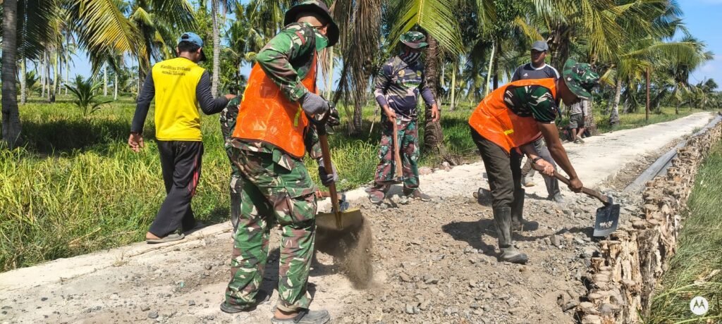 Gotong Royong Satgas dan Warga Perkuat Konstruksi Jalan TMMD di Desa Bandaraya Gotong Royong Satgas dan Warga Perkuat Konstruksi Jalan TMMD di Desa Bandaraya