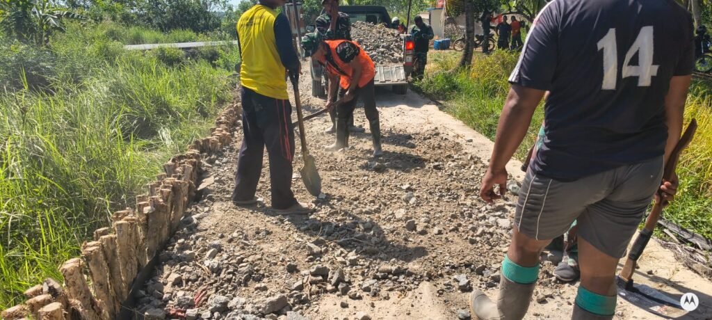 Peningkatan Badan Jalan TMMD Jadi Bukti Nyata Pemerataan Pembangunan Desa Peningkatan Badan Jalan TMMD Jadi Bukti Nyata Pemerataan Pembangunan Desa