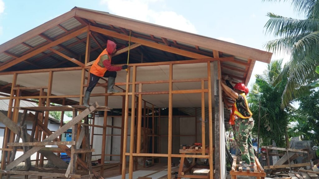 Gotong Royong Satgas TMMD dan Warga Percepat Pemasangan Dinding serta Plafon RTLH Gotong Royong Satgas TMMD dan Warga Percepat Pemasangan Dinding serta Plafon RTLH