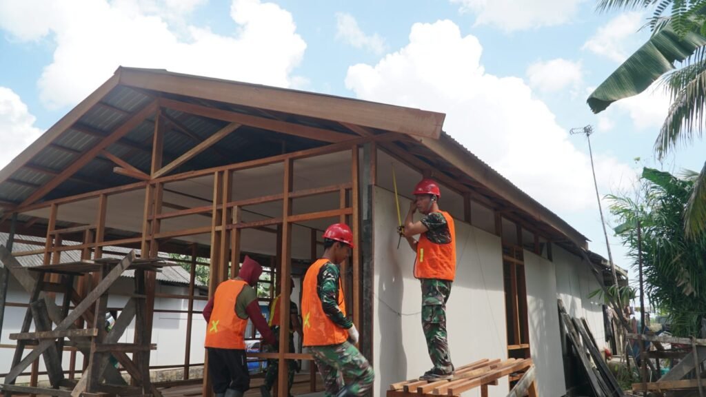 Pemasangan Dinding dan Plafon Tandai Kemajuan Rehab Rumah Warga dalam TMMD Pemasangan Dinding dan Plafon Tandai Kemajuan Rehab Rumah Warga dalam TMMD