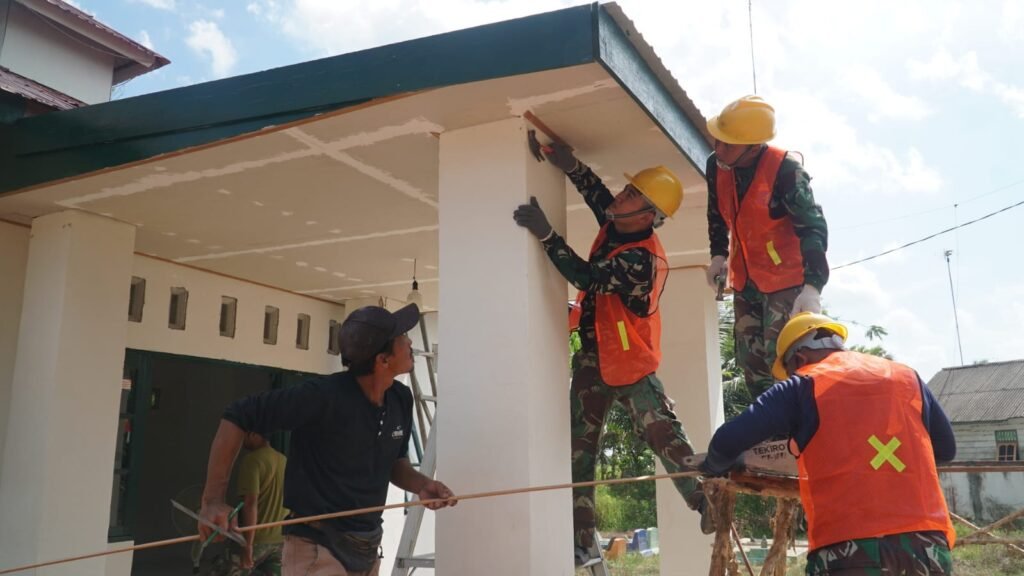 Satgas TMMD Ke-129 Rapikan Interior Musholla Darul Iman Lewat Pemasangan Lis Plafon Satgas TMMD Ke-129 Rapikan Interior Musholla Darul Iman Lewat Pemasangan Lis Plafon