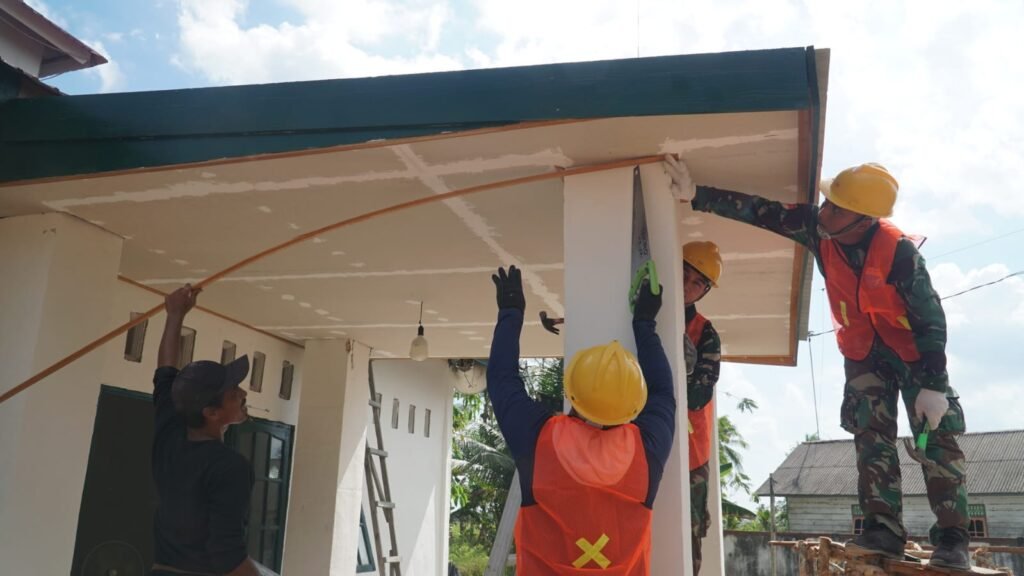 Gotong Royong Satgas dan Warga Percepat Finishing Musholla Darul Iman Gotong Royong Satgas dan Warga Percepat Finishing Musholla Darul Iman