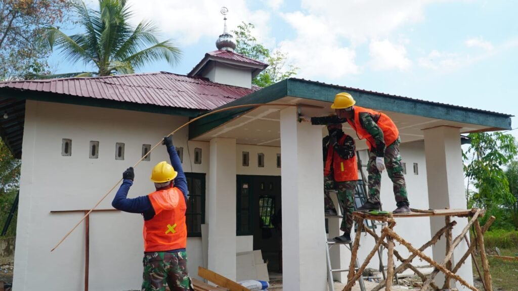 Pemasangan Lis Plafon Tandai Musholla Darul Iman Semakin Siap Digunakan Pemasangan Lis Plafon Tandai Musholla Darul Iman Semakin Siap Digunakan