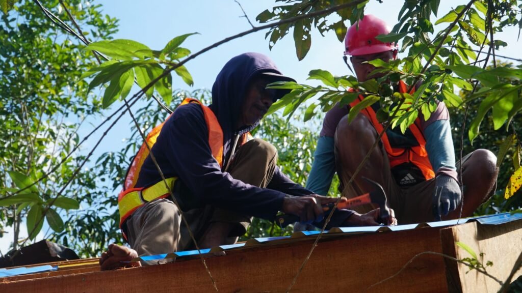 Satgas TMMD Ke-129 Tuntaskan Tahap Krusial Rehab RTLH dengan Pemasangan Atap Rumah Ibu Wahida Satgas TMMD Ke-129 Tuntaskan Tahap Krusial Rehab RTLH dengan Pemasangan Atap Rumah Ibu Wahida