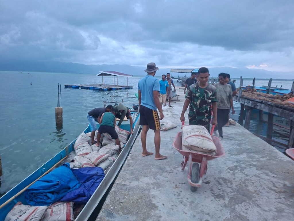 Kemanunggalan TNI-Rakyat Terlihat Nyata Saat Angkut Material TMMD Bersama di Desa Umbele Kemanunggalan TNI-Rakyat Terlihat Nyata Saat Angkut Material TMMD Bersama di Desa Umbele