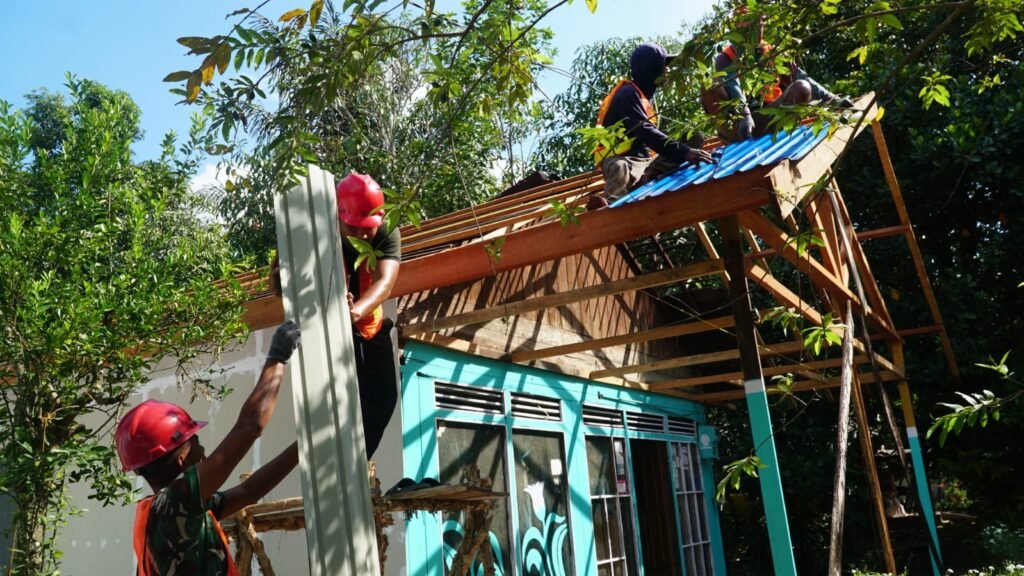 Gotong Royong Satgas dan Warga Percepat Pemasangan Atap RTLH Ibu Wahida Gotong Royong Satgas dan Warga Percepat Pemasangan Atap RTLH Ibu Wahida