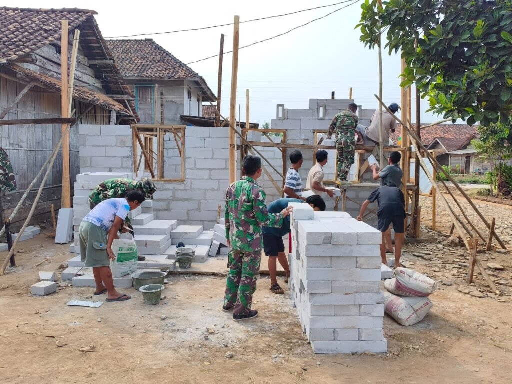 Pacu Pembangunan RLH dan MCK Pak Sandri, Satgas TMMD ke 129 Kodim 0412/LU dan Warga Desa Baru Raharja Kejar Target Pacu Pembangunan RLH dan MCK Pak Sandri, Satgas TMMD ke 129 Kodim 0412/LU dan Warga Desa Baru Raharja Kejar Target