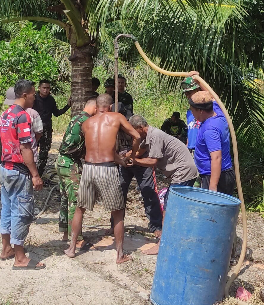 Gotong Royong Satgas TMMD dan Warga Warnai Pengerjaan Sumur Bor di Desa Deniang Gotong Royong Satgas TMMD dan Warga Warnai Pengerjaan Sumur Bor di Desa Deniang