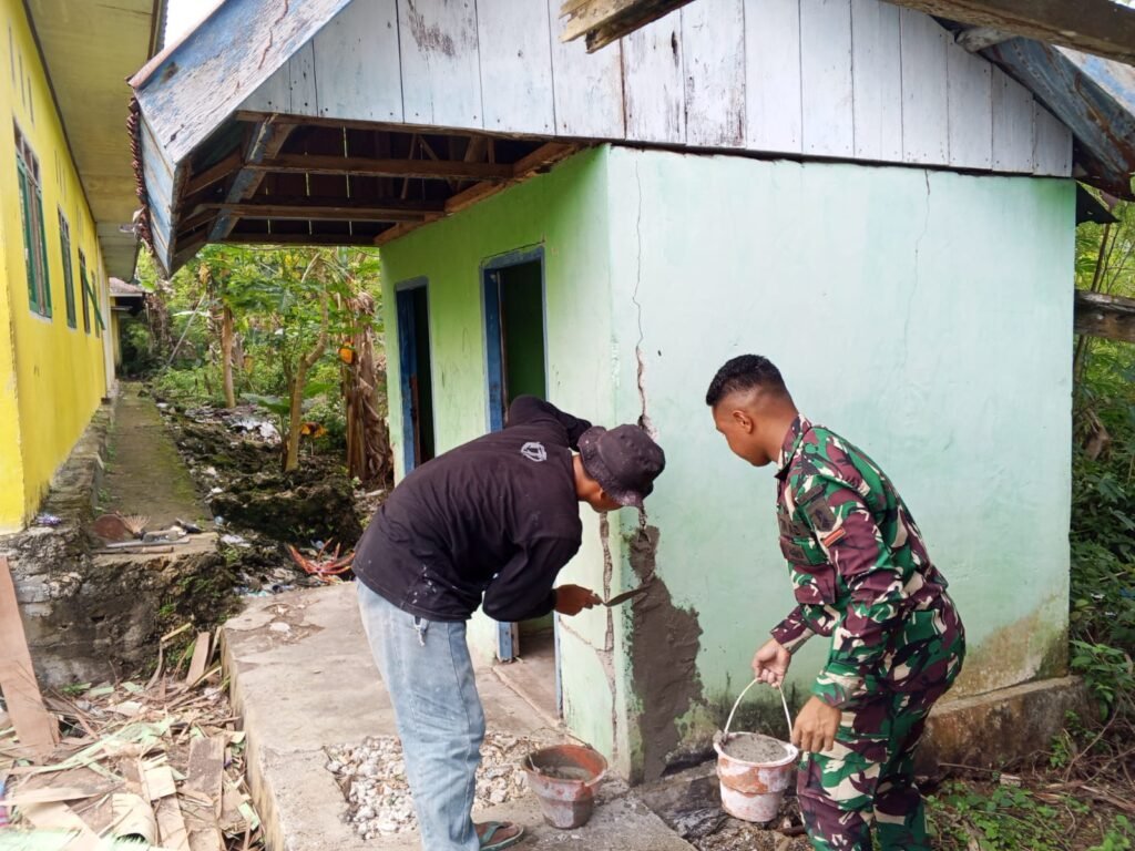 Gotong Royong Satgas TMMD dan Warga Awali Renovasi MCK SDN Desa Pulau Dua Gotong Royong Satgas TMMD dan Warga Awali Renovasi MCK SDN Desa Pulau Dua