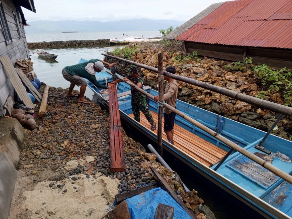 Satgas TMMD Ke-129 Distribusikan Material Kayu Lewat Jalur Laut untuk Renovasi RTLH Ibu Samsiah Satgas TMMD Ke-129 Distribusikan Material Kayu Lewat Jalur Laut untuk Renovasi RTLH Ibu Samsiah