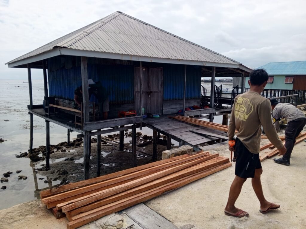 Kapal Nelayan Jadi Andalan Satgas TMMD Antar Material Renovasi RTLH di Desa Umbele Kapal Nelayan Jadi Andalan Satgas TMMD Antar Material Renovasi RTLH di Desa Umbele
