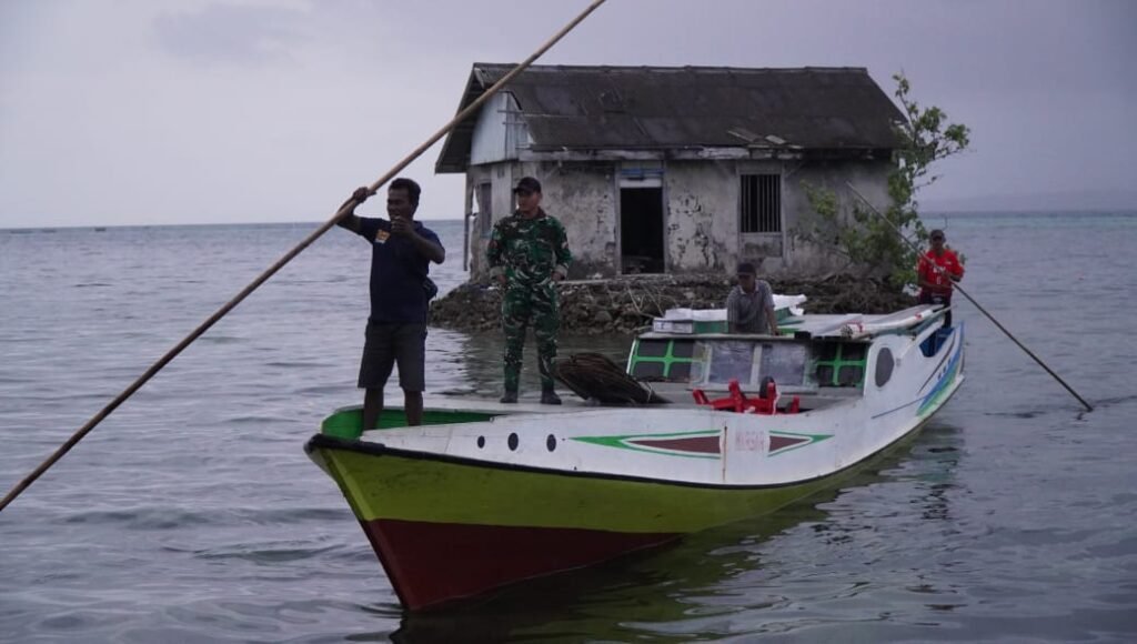 Satgas TMMD Ke-129 Bersama Warga Bongkar Material Bangunan di Dermaga Desa Polewali Satgas TMMD Ke-129 Bersama Warga Bongkar Material Bangunan di Dermaga Desa Polewali