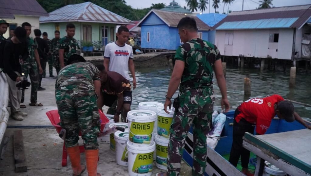 Jalur Laut Jadi Andalan Satgas TMMD Distribusikan Material ke Desa Polewali Jalur Laut Jadi Andalan Satgas TMMD Distribusikan Material ke Desa Polewali