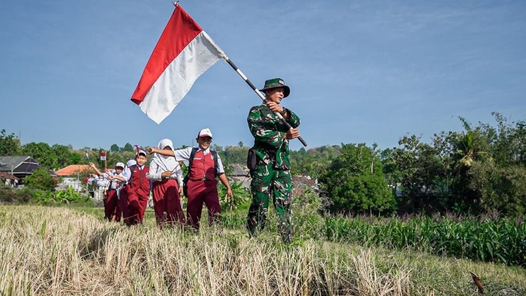 Keseruan Pulang Sekolah: Sertu Asto Ajak Siswa SD Tlemang Menyusuri Pematang Sawah dan Tanamkan Nasionalisme di Saung  ​