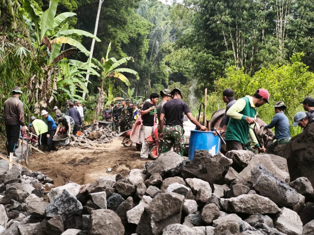 TMMD Ke-129 Bangun Infrastruktur Sekaligus Perkuat Kemanunggalan TNI dan Rakyat di Bangli TMMD Ke-129 Bangun Infrastruktur Sekaligus Perkuat Kemanunggalan TNI dan Rakyat di Bangli