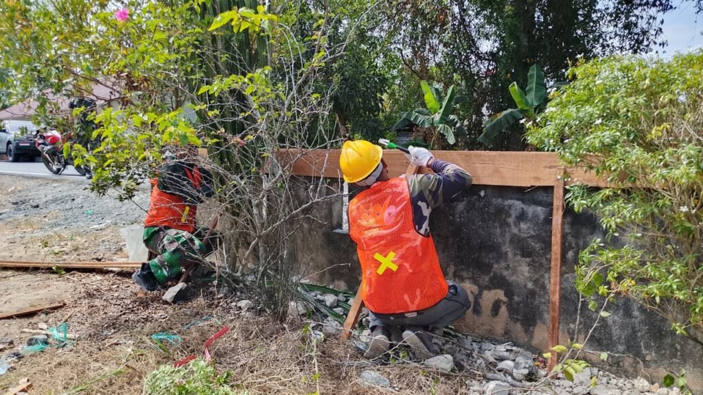Gotong Royong Satgas TMMD dan Warga Warnai Pemasangan Bekisting Musholla Darul Iman