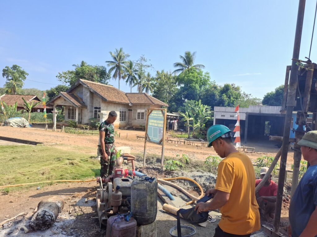 Gotong Royong Satgas TMMD dan Warga Percepat Penyelesaian Sumur Bor di Desa Baru Raharja