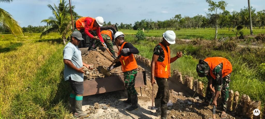 Gotong Royong Satgas TMMD dan Warga Percepat Pelebaran Becros Badan Jalan
