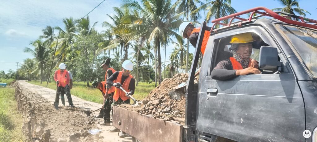 Pelebaran Becros Badan Jalan TMMD Dukung Kelancaran Mobilitas Warga Desa Bandar Raya