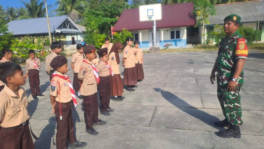 Tanamkan Disiplin Sejak Dini, Babinsa Deniang Beri Motivasi kepada Siswa Saat Peringatan Hari Anak Indonesia