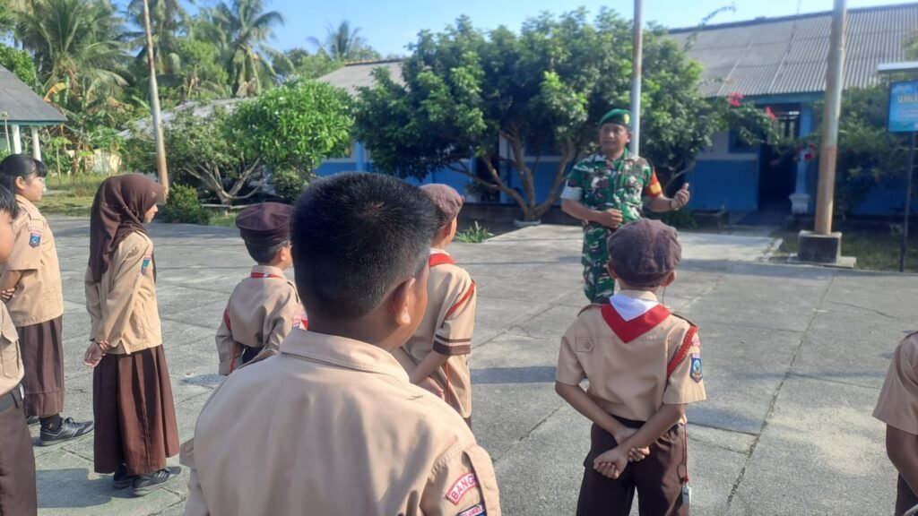 Patroli Berubah Jadi Momen Edukasi, Babinsa Deniang Mendadak Pimpin Upacara di SD 7 Deniang