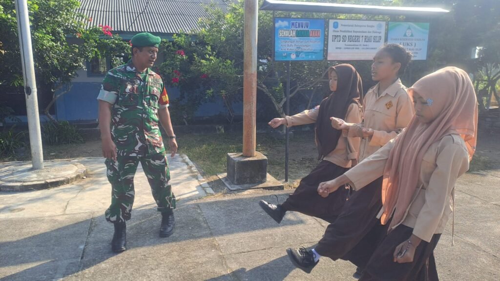 Sinergi Babinsa dan SD 7 Deniang Perkuat Pendidikan Karakter Melalui Pelatihan PBB