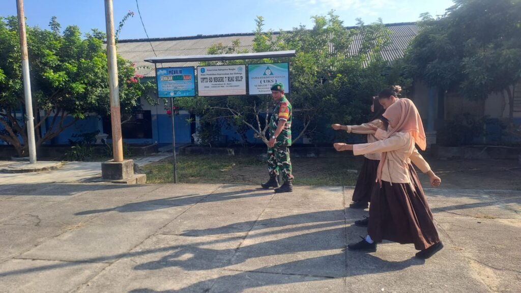 Latihan PBB Satgas TMMD 129 Kodim 0413/Bangka Bentuk Karakter Disiplin Siswa SD 7 Deniang