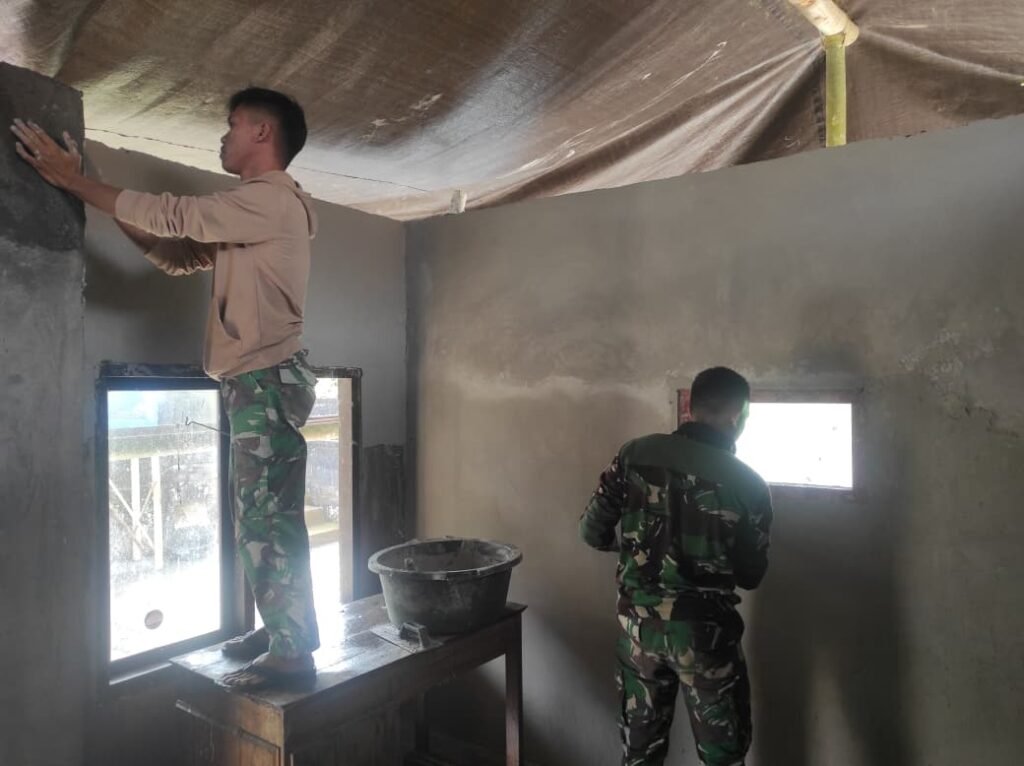 Maksimalkan Waktu, Satgas TMMD Ke-129 Kerjakan Bagian Rumah yang Siap Dikerjakan Maksimalkan Waktu, Satgas TMMD Ke-129 Kerjakan Bagian Rumah yang Siap Dikerjakan