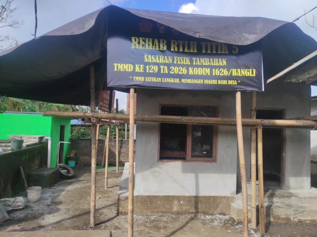 Kabut Kintamani Tak Surutkan Semangat Satgas TMMD Ke-129 Rehabilitasi Rumah Warga Kabut Kintamani Tak Surutkan Semangat Satgas TMMD Ke-129 Rehabilitasi Rumah Warga