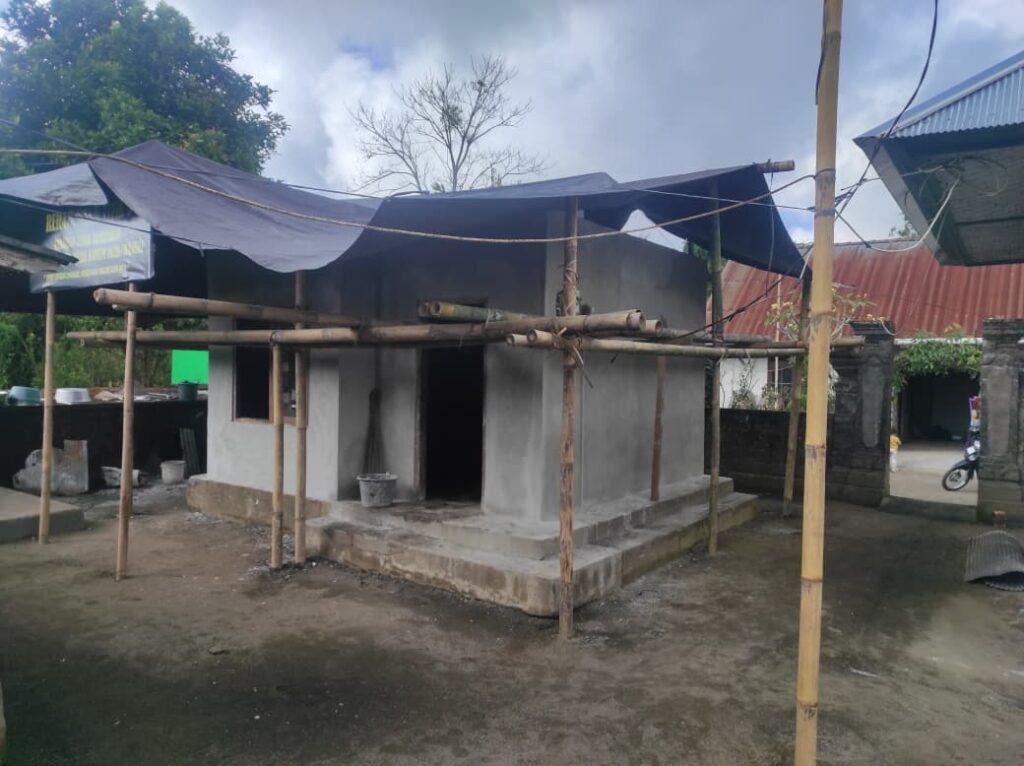 Menunggu Kap Atap, Satgas TMMD Ke-129 Kebut Pengacian Tembok Rumah Ketut Surija Menunggu Kap Atap, Satgas TMMD Ke-129 Kebut Pengacian Tembok Rumah Ketut Surija