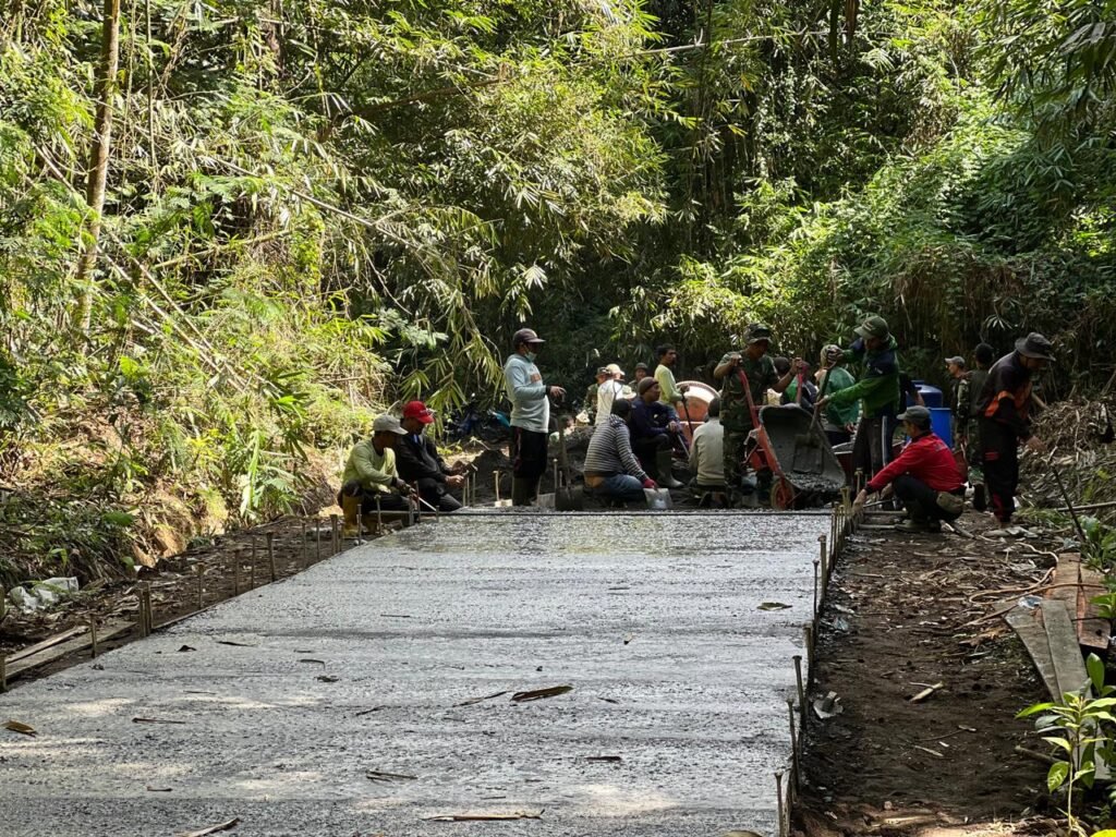 Cuaca Cerah Percepat Pembangunan Rabat Beton TMMD Ke-129 di Desa Sekardadi Cuaca Cerah Percepat Pembangunan Rabat Beton TMMD Ke-129 di Desa Sekardadi