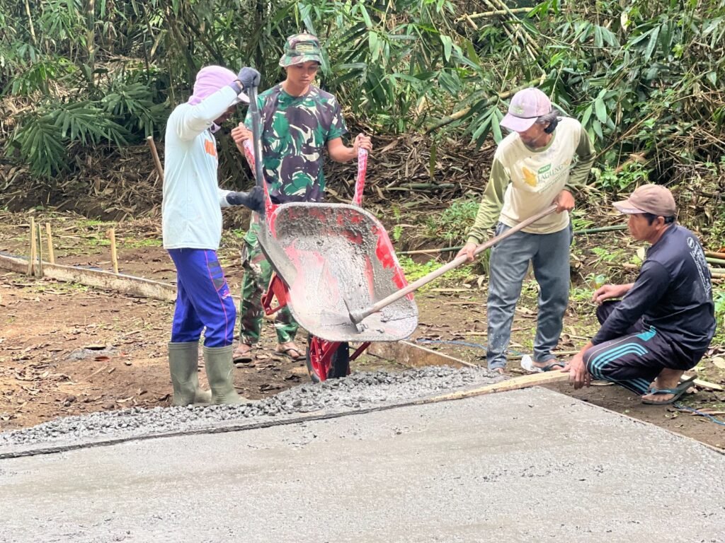 Jalan Rabat Beton TMMD Ke-129 Dukung Mobilitas dan Perekonomian Warga Desa Sekardadi Jalan Rabat Beton TMMD Ke-129 Dukung Mobilitas dan Perekonomian Warga Desa Sekardadi