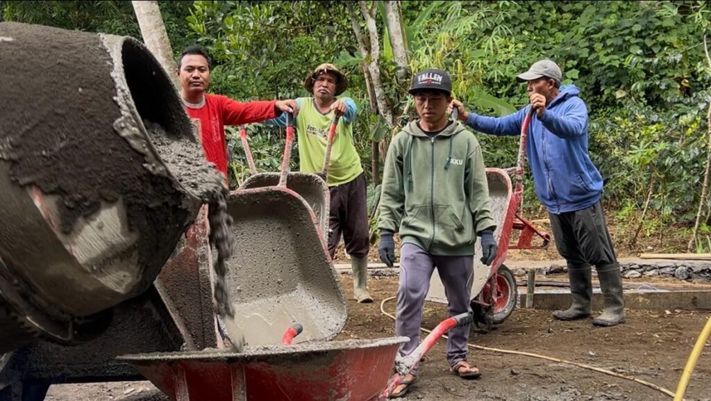Gotong Royong TNI dan Warga Jadi Kunci Percepatan Rabat Beton TMMD Ke-129 Gotong Royong TNI dan Warga Jadi Kunci Percepatan Rabat Beton TMMD Ke-129