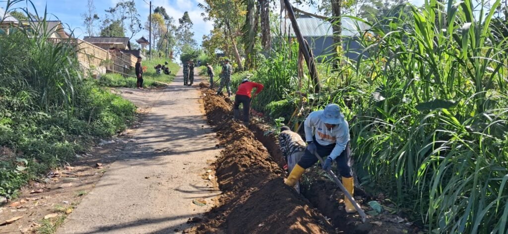 Gotong Royong Satgas dan Warga Percepat Pembangunan Pipanisasi TMMD Ke-129 Gotong Royong Satgas dan Warga Percepat Pembangunan Pipanisasi TMMD Ke-129