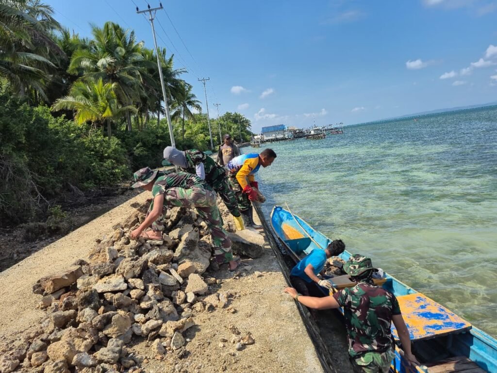 Semangat Gotong Royong, Warga dan Satgas TMMD Kumpulkan Batu untuk Material Rabat Jalan di Desa Polewali Semangat Gotong Royong, Warga dan Satgas TMMD Kumpulkan Batu untuk Material Rabat Jalan di Desa Polewali